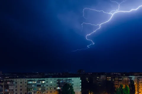 Como residências, comércios e grandes empresas podem se preparar em tempos de quedas e oscilações de energia elétrica Como residências, comércios e grandes empresas podem se preparar em tempos de quedas e oscilações de energia elétrica