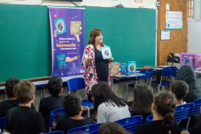 Escolas públicas de Curitiba recebem escritora de livros infanto juvenis