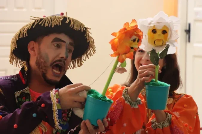 Peça teatral apresenta o improvável encontro dos primos Sorte e Azar