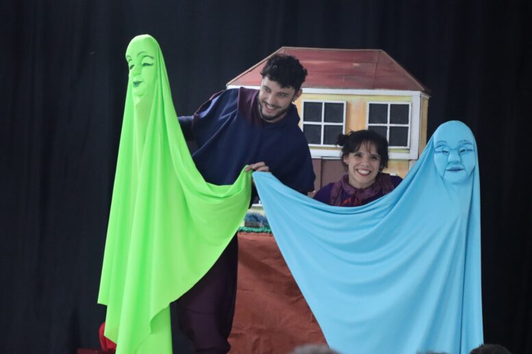 Comédia teatral aborda o medo e a curiosidade das lendas populares brasileiras
