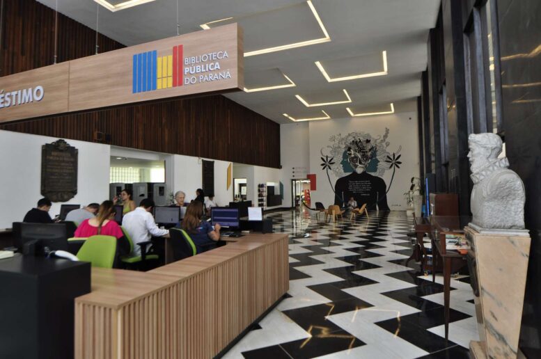Biblioteca Pública do Paraná recebe estudantes que nunca visitaram o local