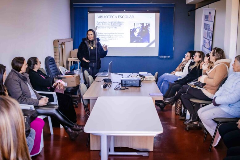 Professores e estudantes de Curiúva recebem atividades para estimular a leitura