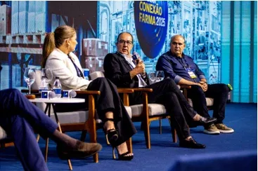 “As farmácias têm importante função social e podem apoiar na redução de atendimentos emergenciais em hospitais”, explica Cleiton de Castro Marques em debate