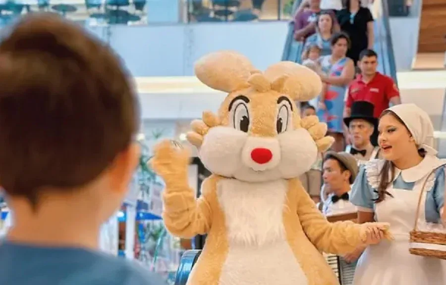 Coelhinho faz a festa da criançada nos shoppings na Páscoa em eventos gratuitos