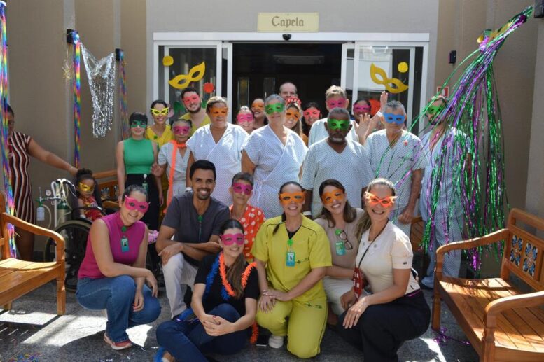 Hetrin leva alegria aos pacientes com bloquinho de Carnaval