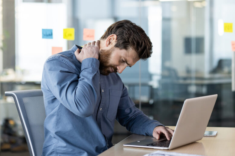 Postura inadequada, insônia e dor: 51% dos profissionais não têm suporte das empresas para tratar mal-estar físico no trabalho