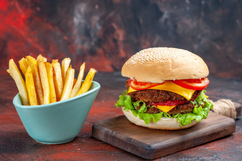 Hambúrguer com batata frita: dá para comemorar sem culpa?