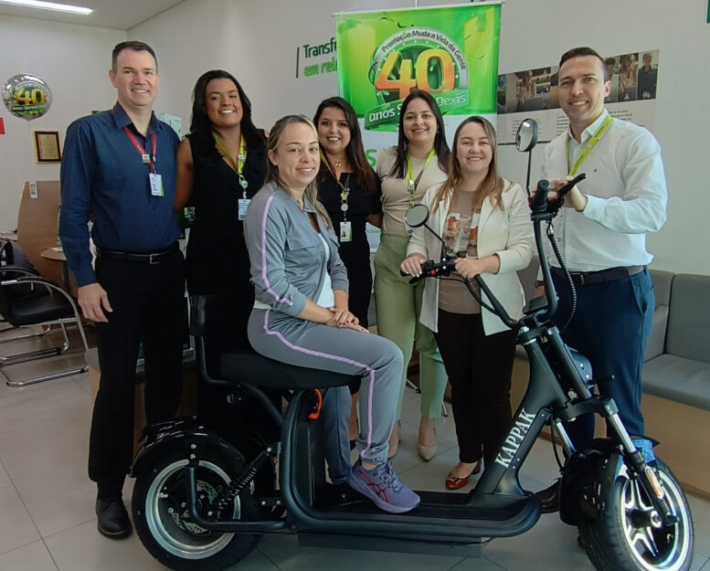 Associada de Iracemápolis recebe Scooter da campanha de aniversário da Sicredi Dexis