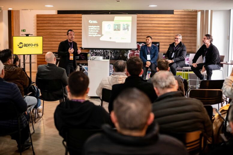 Mercado publicitário gaúcho debate em evento do Sinapro-RS como a IA está impactando e transformando a criatividade, os profissionais e a cultura das agências