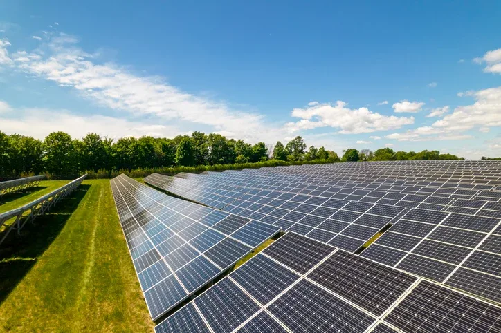 Sistemas híbridos impulsionam autonomia energética e crescem em residências brasileiras Sistemas híbridos impulsionam autonomia energética e crescem em residências brasileiras