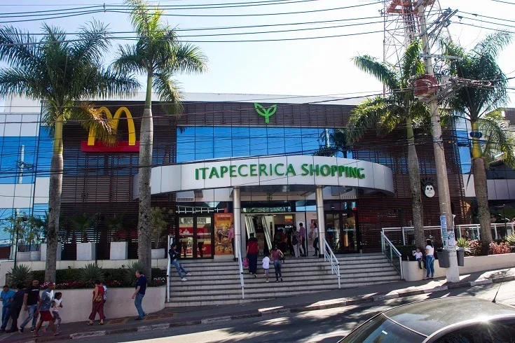 Itapecerica Shopping realiza tarde de autógrafos com a escritora Cibele Oliveira
