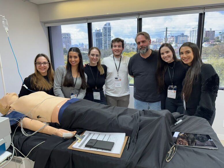 Curso ACLS capacita alunos da Unisinos em emergências cardiovasculares