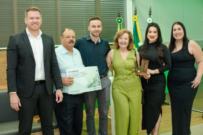 Sicredi Dexis comemora 40 anos e entrega 5 apartamentos
