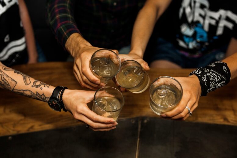 Aumento de casos de intoxicação por bebidas adulteradas com metanol acende alerta em São Paulo