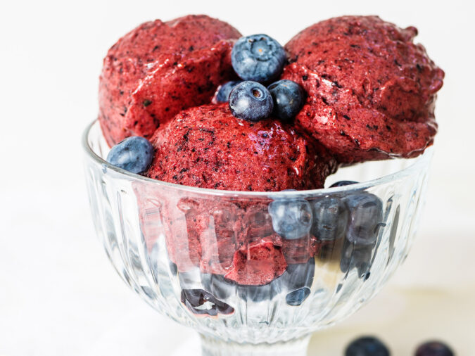 É tempo de calor! Aprenda uma receita fácil e saudável de sorvete de frutas vermelhas congeladas Korin para fazer em casa