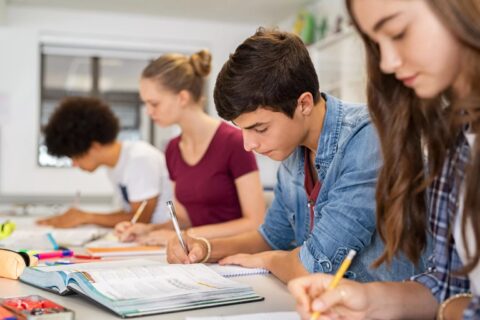 Ansiedade escolar, transformações e escolhas: a travessia entre escola e futuro