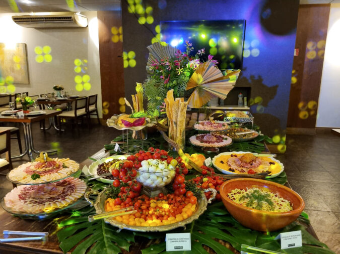 Stream Hotéis celebra a chegada de 2026 com festa assinada pelo Buffet Black Tie, decoração cenográfica e DJ