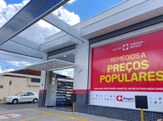Rede Drogal inaugura sua primeira farmácia em São Simão com doação e brindes