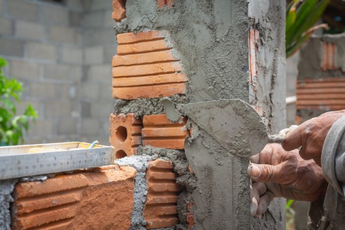 Dia do Pedreiro reforça a importância de soluções práticas e seguras para garantir qualidade e desempenho nas obras