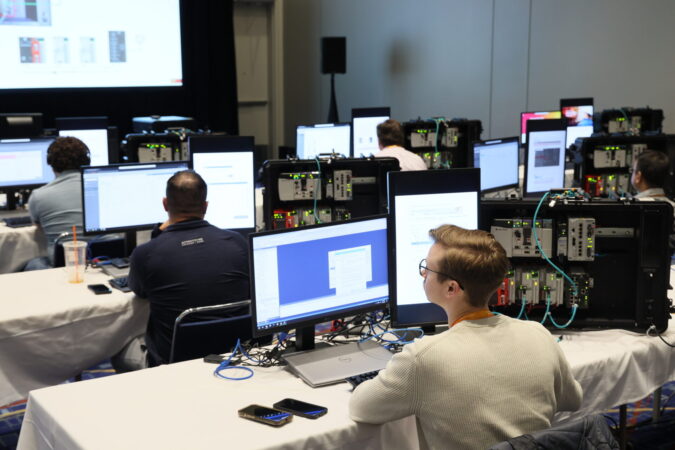Corrida na indústria: Rockwell aposta em qualificação de talentos para acelerar transformação digital no chão de fábrica