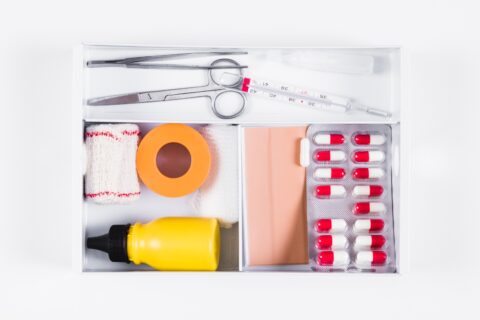 Enfermeira ensina a montar kit de primeiros socorros para viajar com segurança