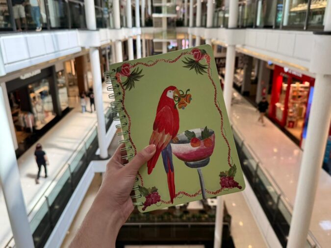 Shopping Curitiba arrecada materiais escolares e dá ingressos de cinema para clientes que doarem