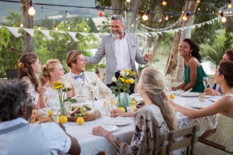 Celebrar no próprio lar: como planejar um casamento elegante e acessível