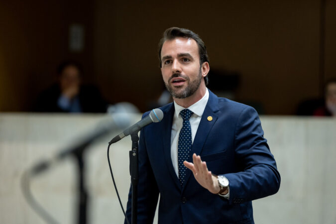 Emenda de Lucas Bove promove entrega de 460 pares de botas aos bombeiros do 16º grupamento de Piracicaba