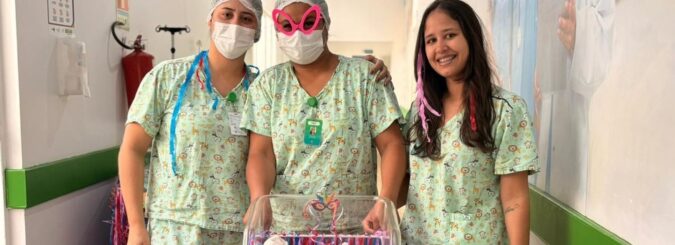 Trio Elétrico do Tetê leva alegria e cores do Carnaval à maternidade do HEF