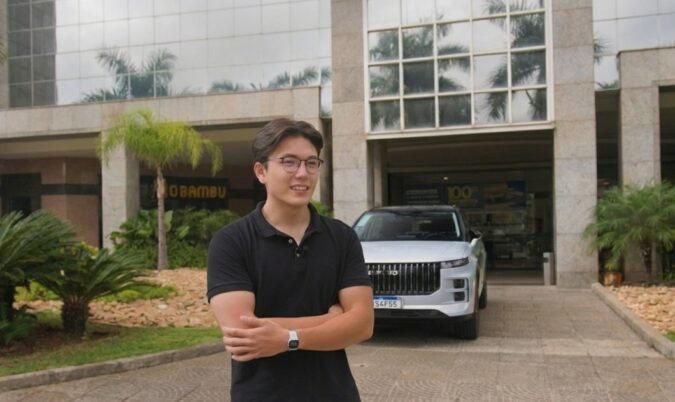 Jovem de 20 anos ganha carro de luxo em sorteio de shopping