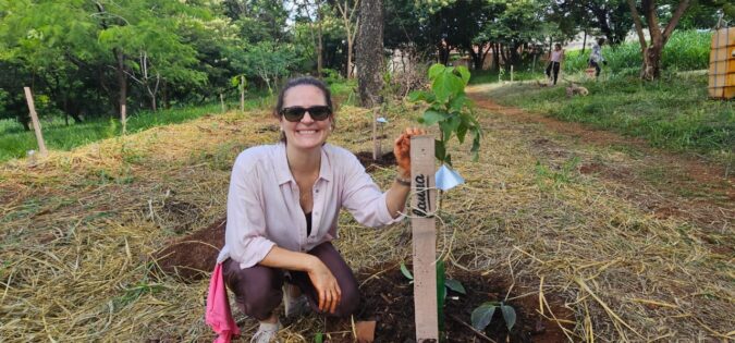 Em parceria com o Projeto ArboreSer, agência de viagens planta mais de 40 mudas em Ribeirão Preto
