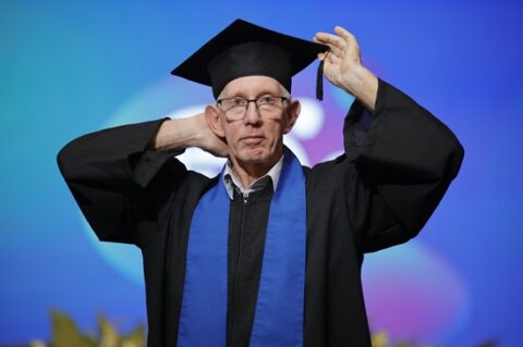 Aos 64 anos, colaborador da Ypê conclui ensino médio por meio do EducarY, programa de EJA da companhia