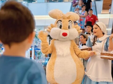 “Coelhinho” chega para interagir com crianças no Aurora Shopping “Coelhinho” chega para interagir com crianças no Aurora Shopping