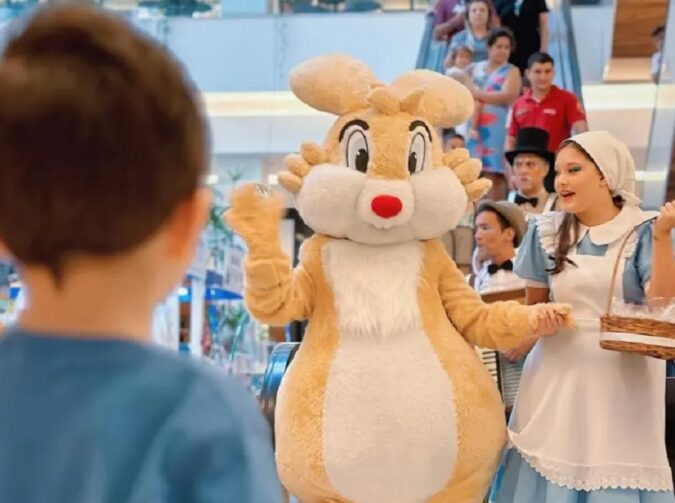 “Coelhinho” chega para interagir com crianças no Aurora Shopping