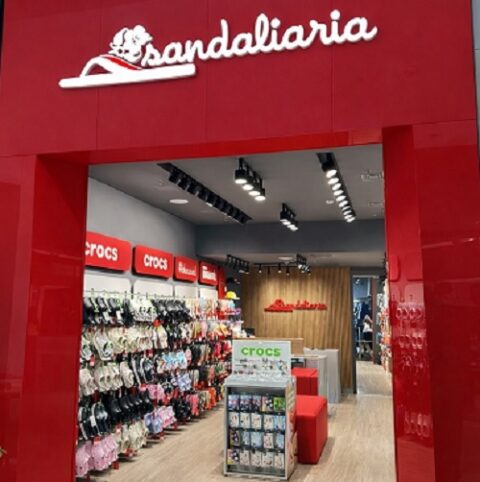 Sandaliaria chega a Londrina com multimarcas de chinelos e itens customizados
