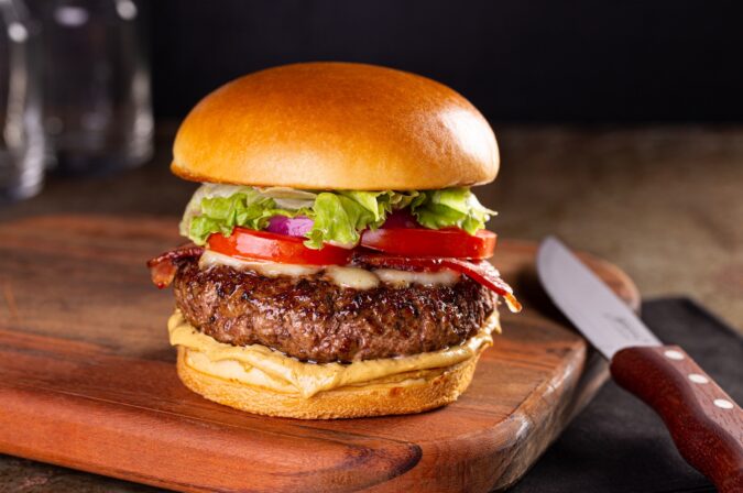 Dia Mundial do Hambúrguer: Minerva Foods ensina a preparar o melhor hambúrguer em casa