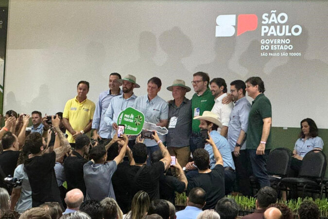 Associado da Sicredi Dexis recebe trator das mãos do governador de São Paulo