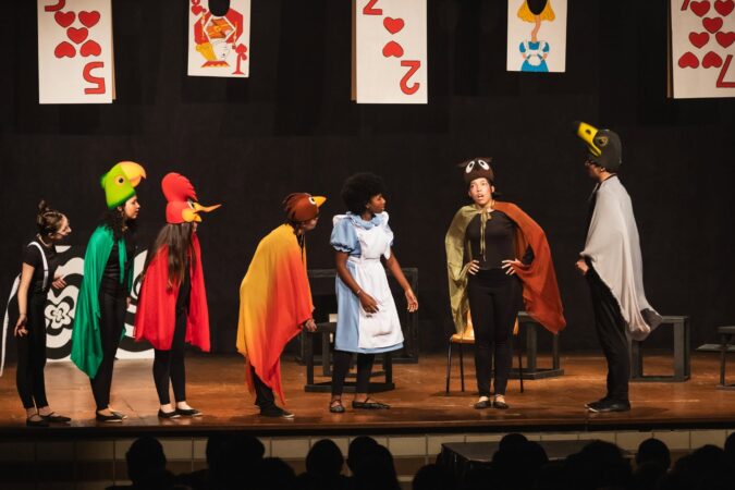Espetáculo “Alice no País das Maravilhas” encerra mostra teatral da Academia Livre de Música e Artes