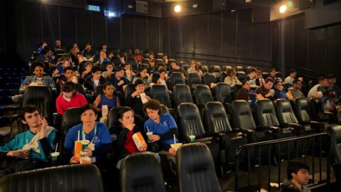 Sessão de cinema adaptada e atividades recreativas reúnem cerca de 90 participantes em ação do Multiplique o Bem no RibeirãoShopping