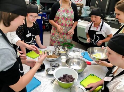 Jovens com síndrome de Down exploram sabores do Sul do Brasil em oficina gastronômica inclusiva