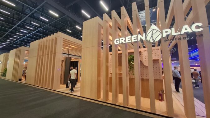 Greenplac MDF doa estande da ForMóbile 2026 para a ONG Construide