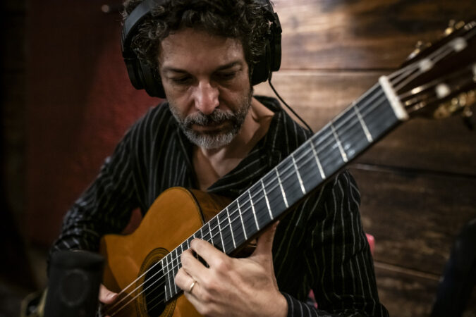 Leo Bleggi cruza Brasil e Rio da Prata em “Milonga de Contrabando”