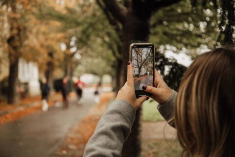 Você fotografa para lembrar ou por medo de esquecer? O que o celular revela sobre nossa ansiedade Você fotografa para lembrar ou por medo de esquecer? O que o celular revela sobre nossa ansiedade