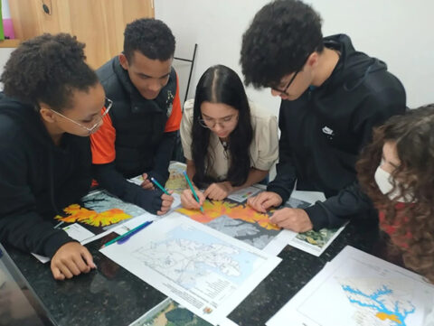Projeto da Unifesp leva iniciação científica às escolas e incentiva jovens a investigar problemas de suas comunidades