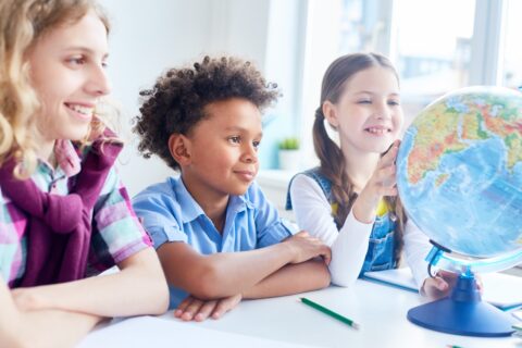 Educação bilíngue na infância: como o contato precoce com outro idioma contribui para a aprendizagem