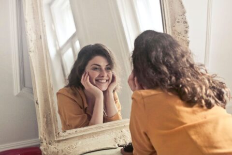 Autoestima e bem-estar: como tratamentos estéticos influenciam a saúde emocional?