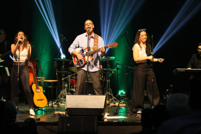 Dimi Zumquê apresenta novo repertório em show do álbum Dias@Mais no Teatro Santarosa