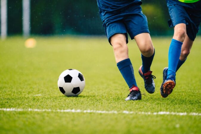 Por que jogadores podem perder a bola de vista mesmo em um campo bem iluminado?