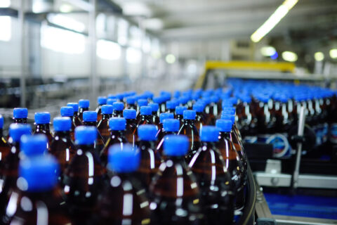 O monitoramento de condições evita seis horas de inatividade e economiza 288.000 garrafas O monitoramento de condições evita seis horas de inatividade e economiza 288.000 garrafas