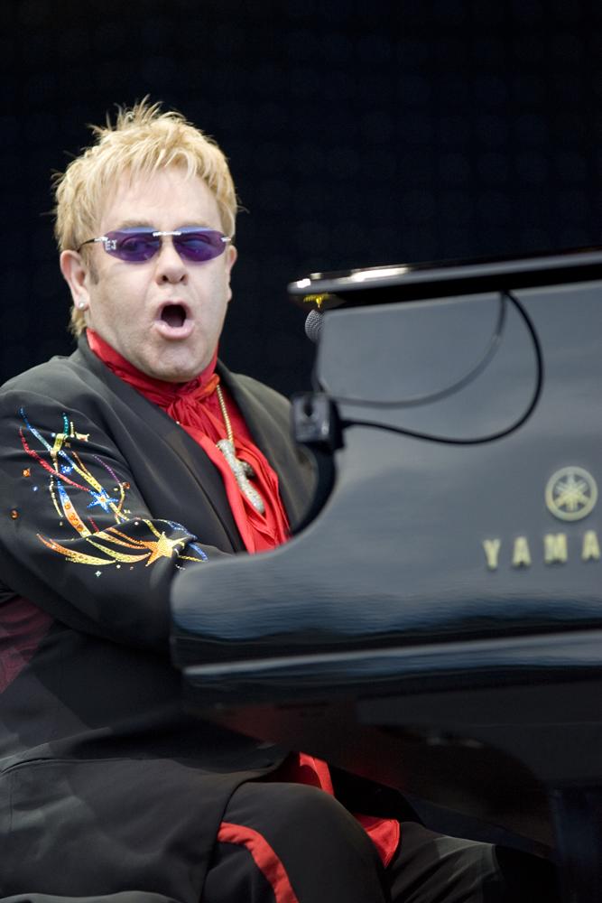 Tributo a Elton John no Cover Nights do Shopping Tamboré ganha nova data
